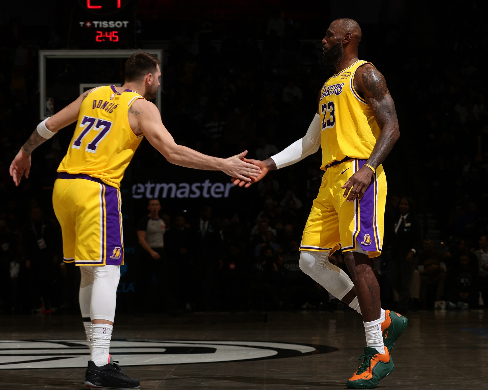 詹姆斯不退役但将离开湖人，ClutchPoints确认火炬传给东契奇