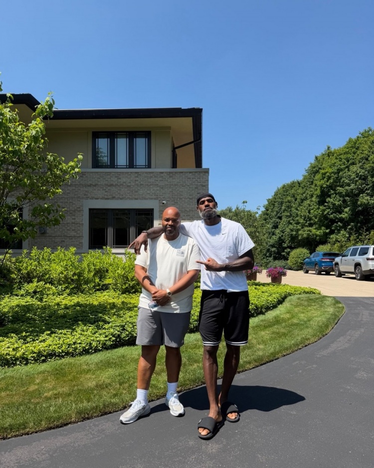 詹姆斯休赛期动向：阿克伦家中会客，拖鞋装束引关注