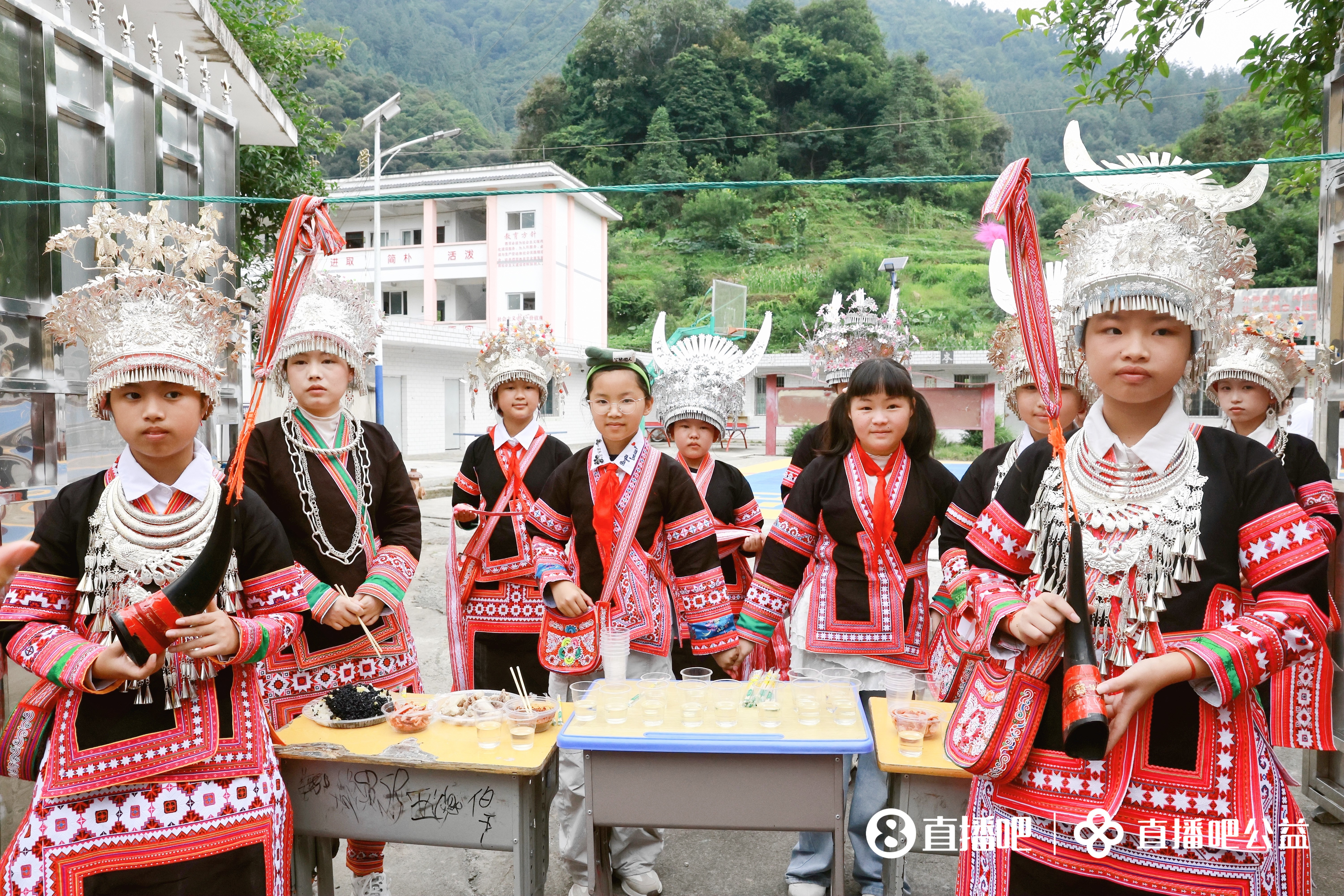 贵州山区岑最小学新球场落成：137名留守娃告别水泥地踢球