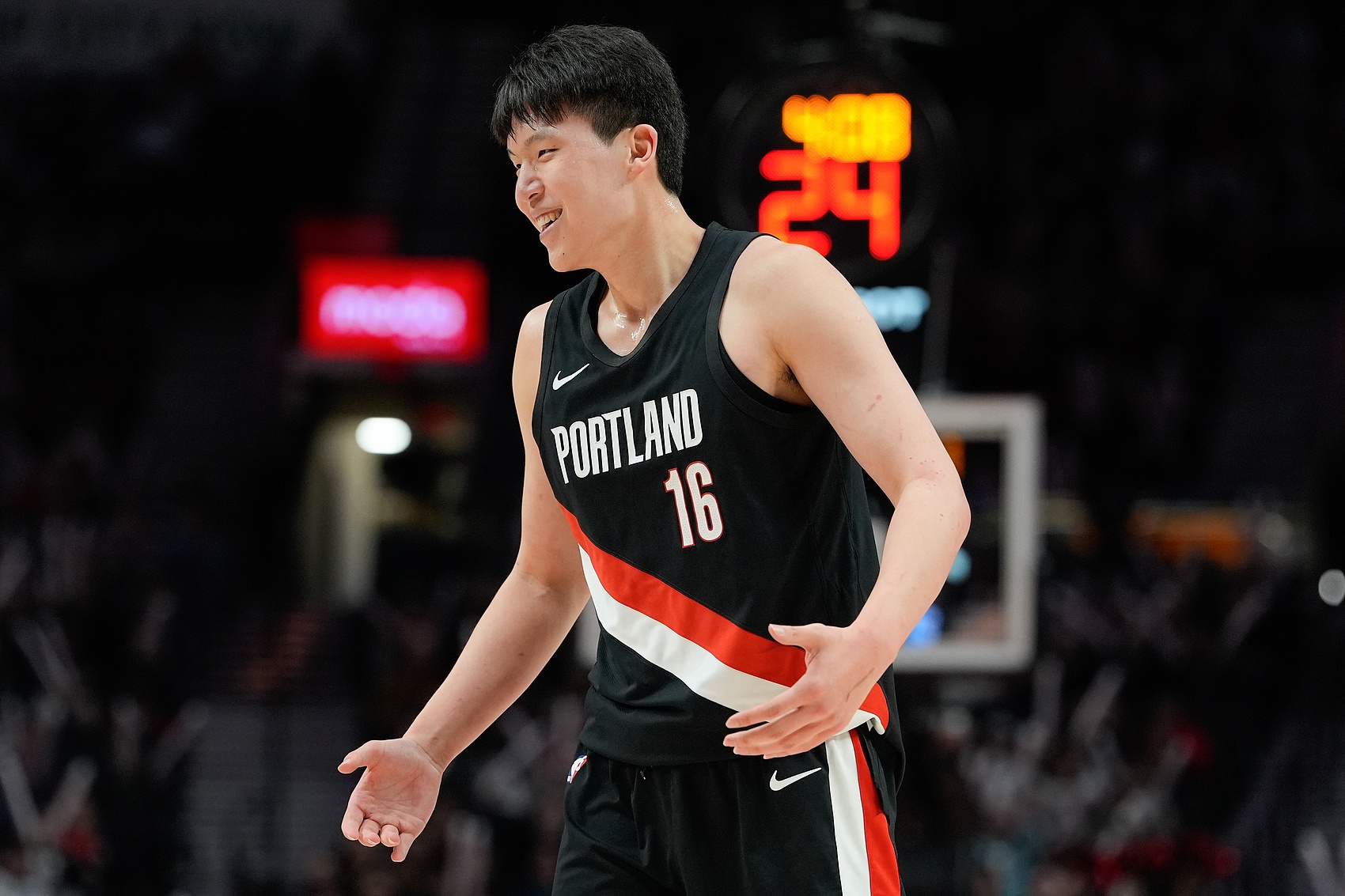 杨瀚森夏联首秀12+9 自评防守站位与挡拆进步