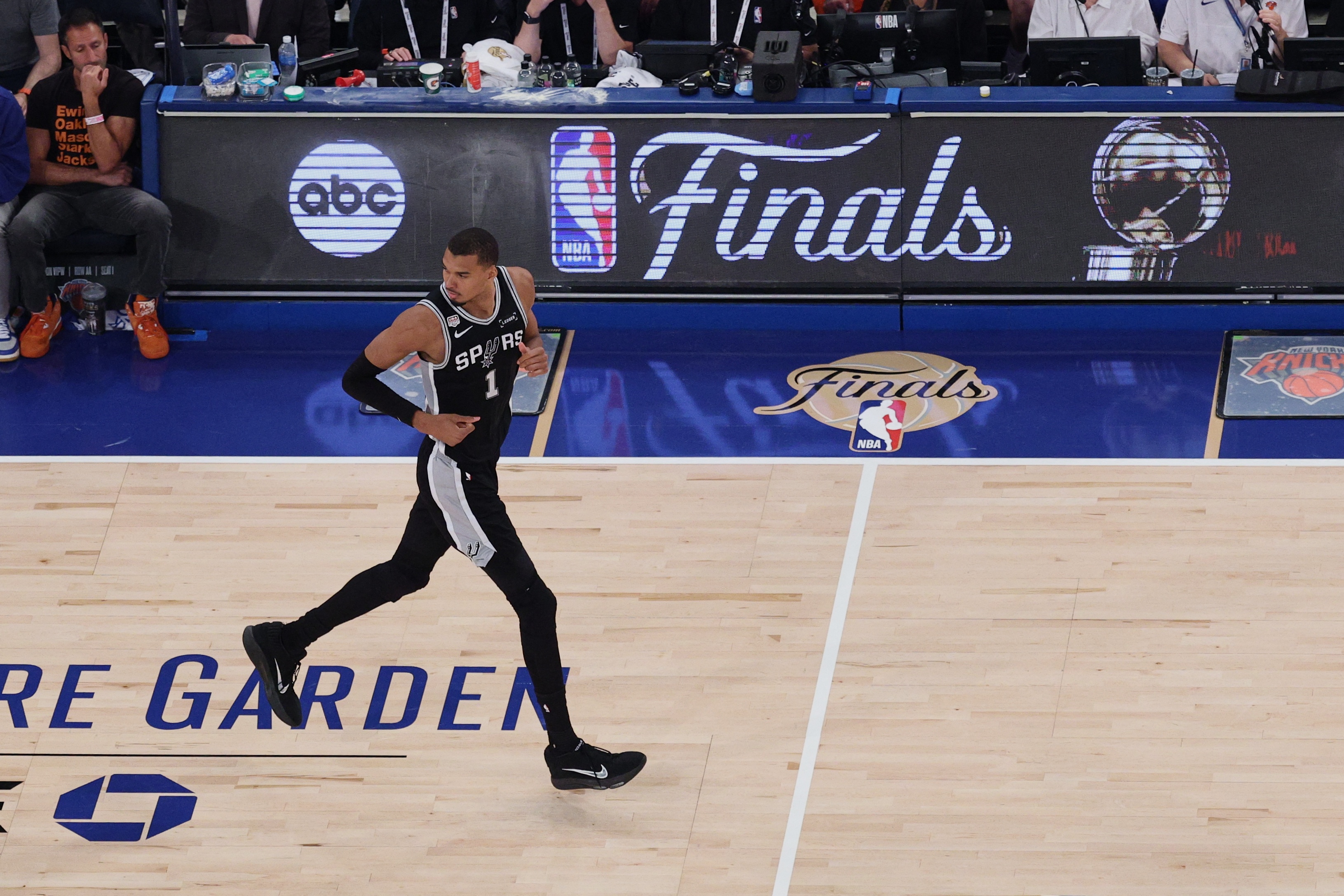 文班亚马锁定NBA2K27封面 降薪续约留补强空间