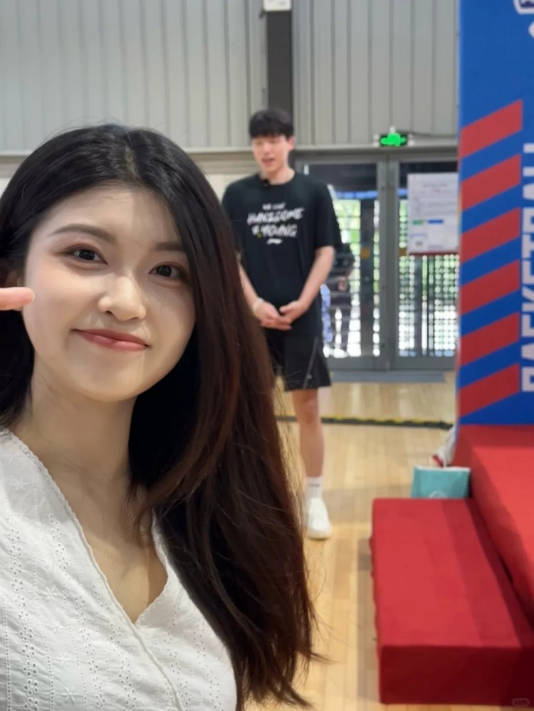 杨瀚森回国被同乡博主偶遇：性格nice，依旧很高
