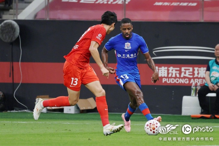 莱昂纳多李新翔破门 上海海港2-0赢德比