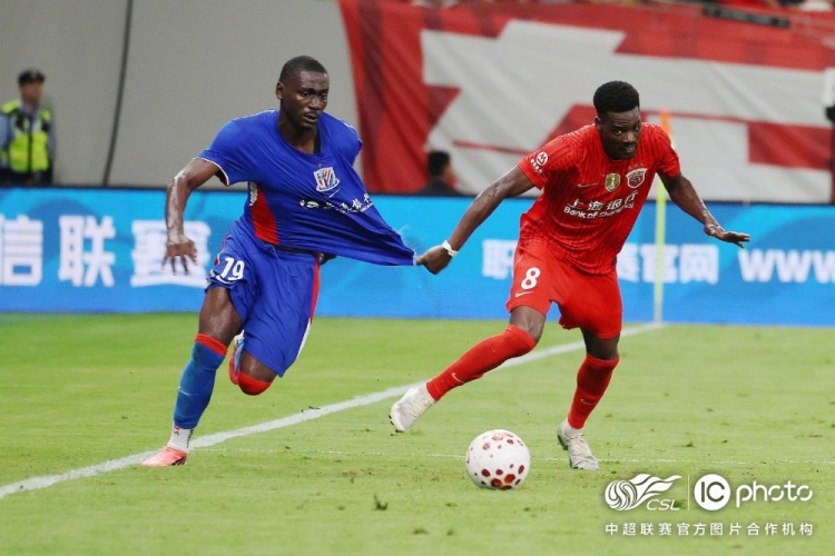 莱昂纳多李新翔破门 上海海港2-0赢德比