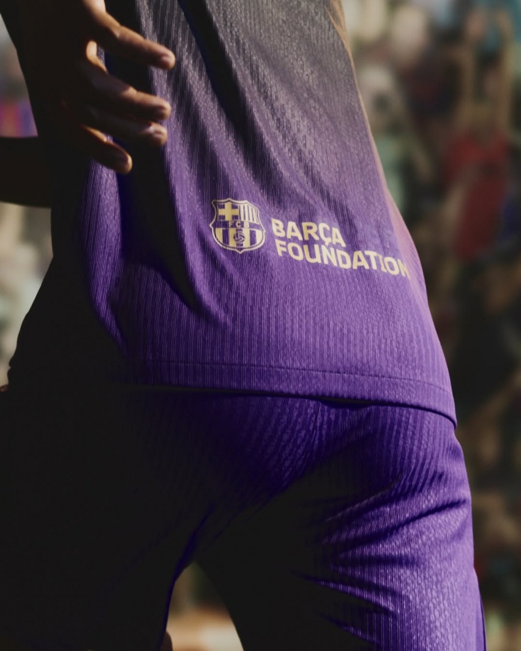 巴萨新赛季客场球衣曝光：黑紫渐变蛇纹，科比特供Logo