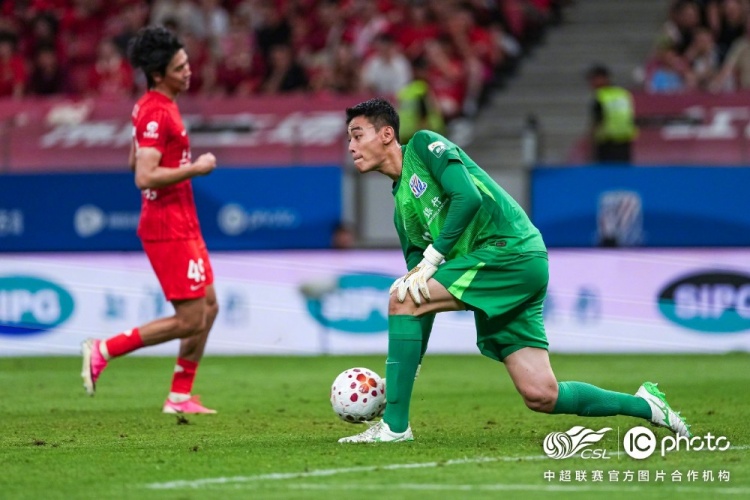 莱昂纳多李新翔破门 上海海港2-0赢德比
