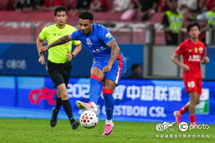 莱昂纳多李新翔破门 上海海港2-0赢德比