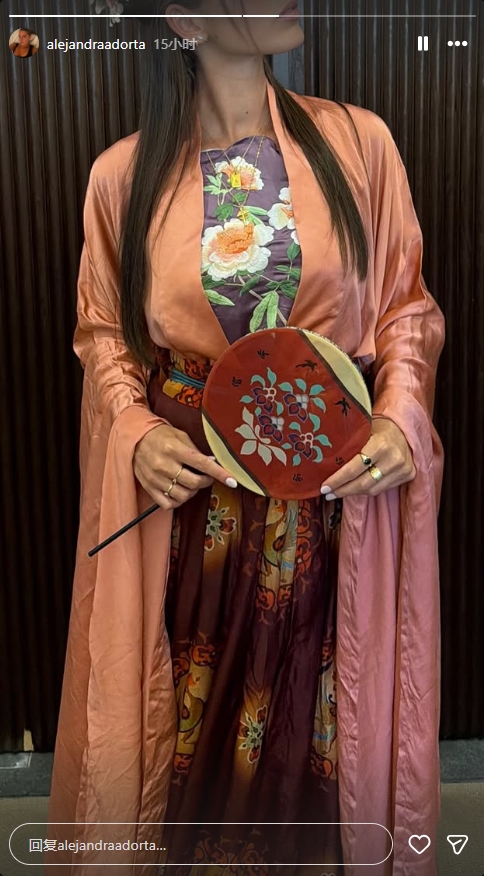佩德里为苏州vs无锡开球，女友晒汉服照
