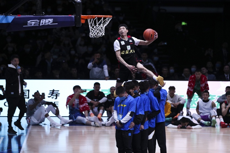 陈登星DUNKMAN登台闯入前三 自曝扣篮启蒙:卡特看多,偶像是科比