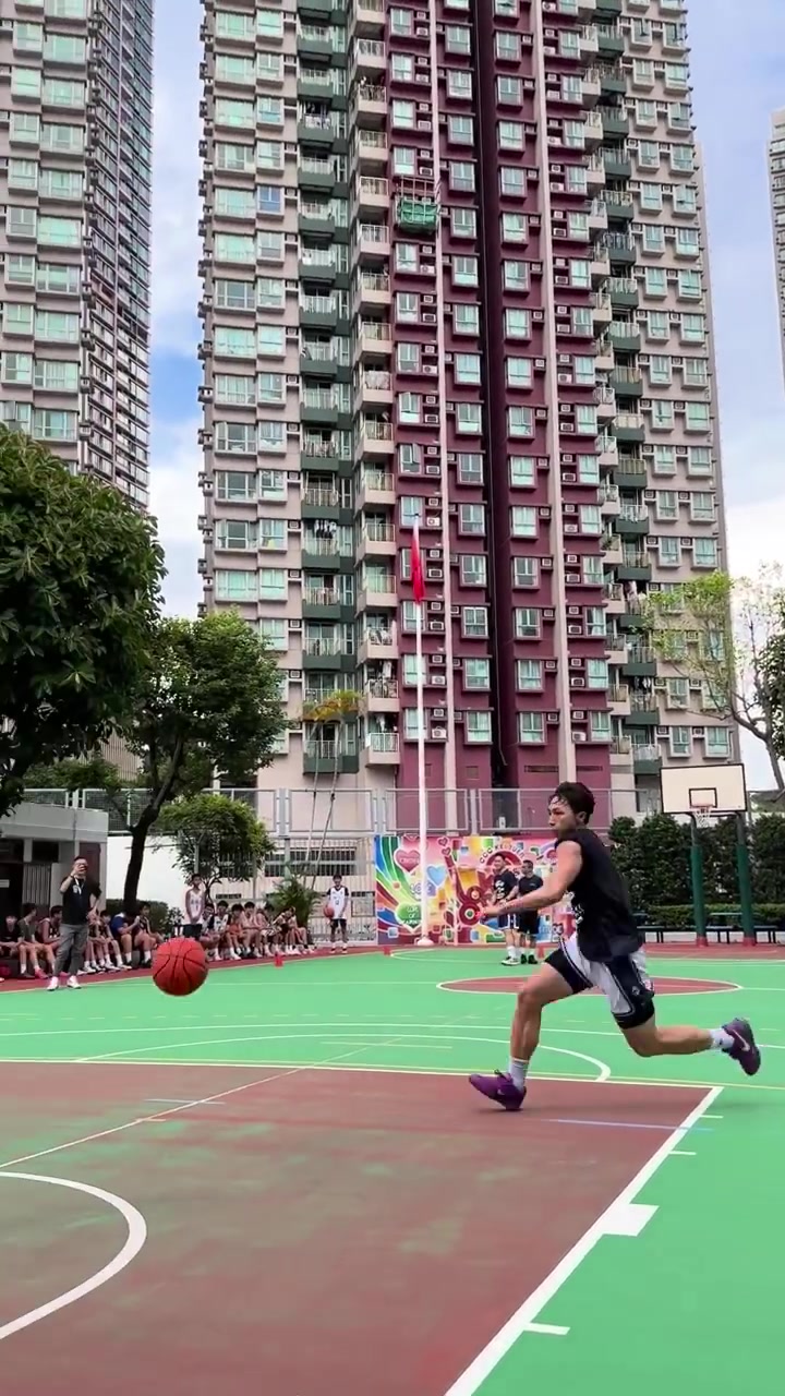 香港金牛校园行 球员指导年轻球手分享职业经验 香港金牛校园行 球员指导年轻球手分享职业经验
