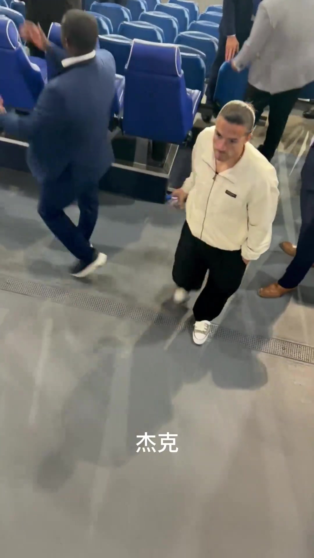 球迷问格拉利什永久转会还是租借 笑答：还没确定