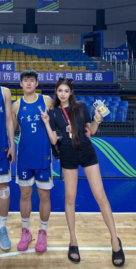 陈家政女友晒甜蜜合照：向下扎根 向上生长 向阳而生