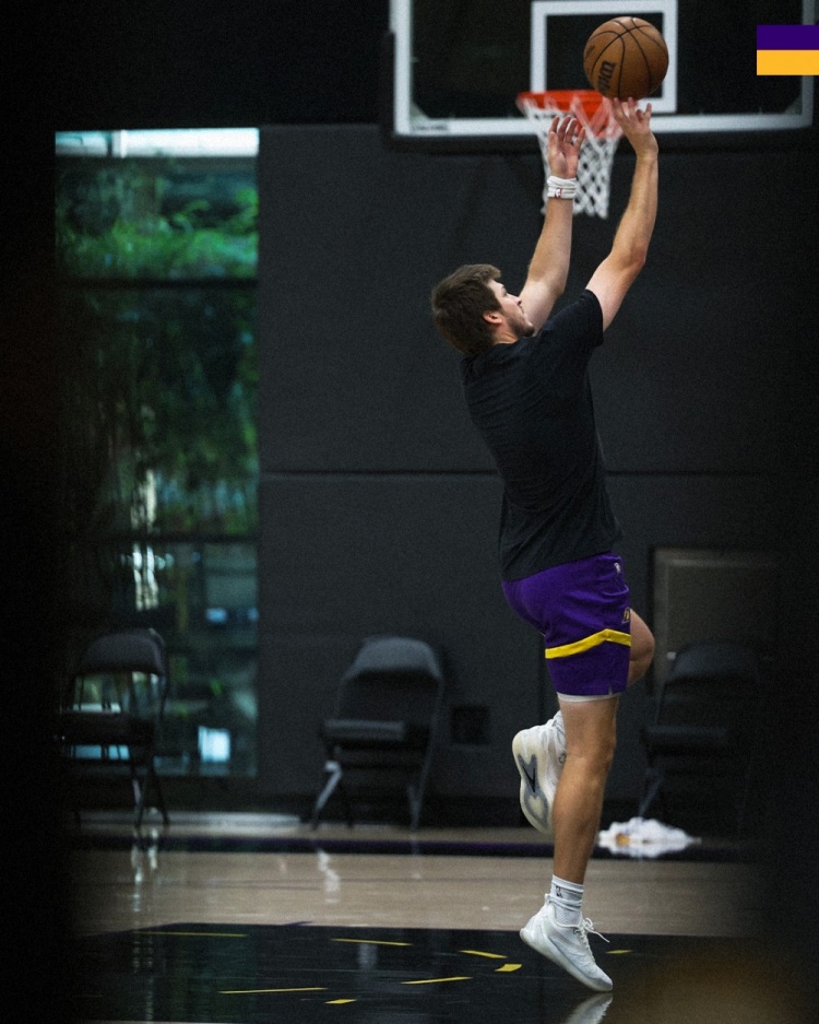 湖人官方晒训练照 里夫斯格莱姆斯塞布尔三人出镜 湖人官方晒训练照 里夫斯格莱姆斯塞布尔三人出镜