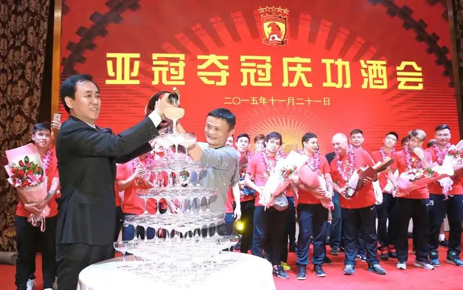 从2.58亿赢球奖金到1万亿债务 恒大足球十年崩塌 从2.58亿赢球奖金到1万亿债务 恒大足球十年崩塌