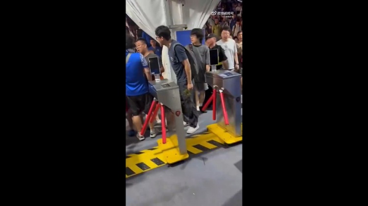 北看台红魔:武磊球衣进申花主场是点燃冲突的导火索 北看台红魔:武磊球衣进申花主场是点燃冲突的导火索