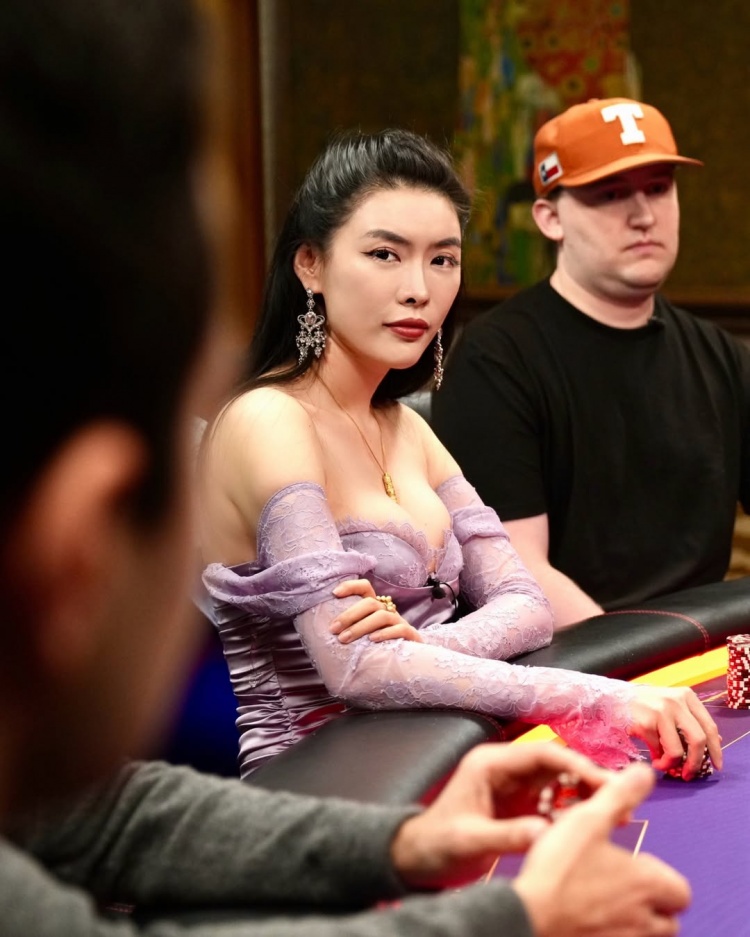 又一次同框了!美女牌手All In姐晒与库里牌桌前同框合照 又一次同框了!美女牌手All In姐晒与库里牌桌前同框合照
