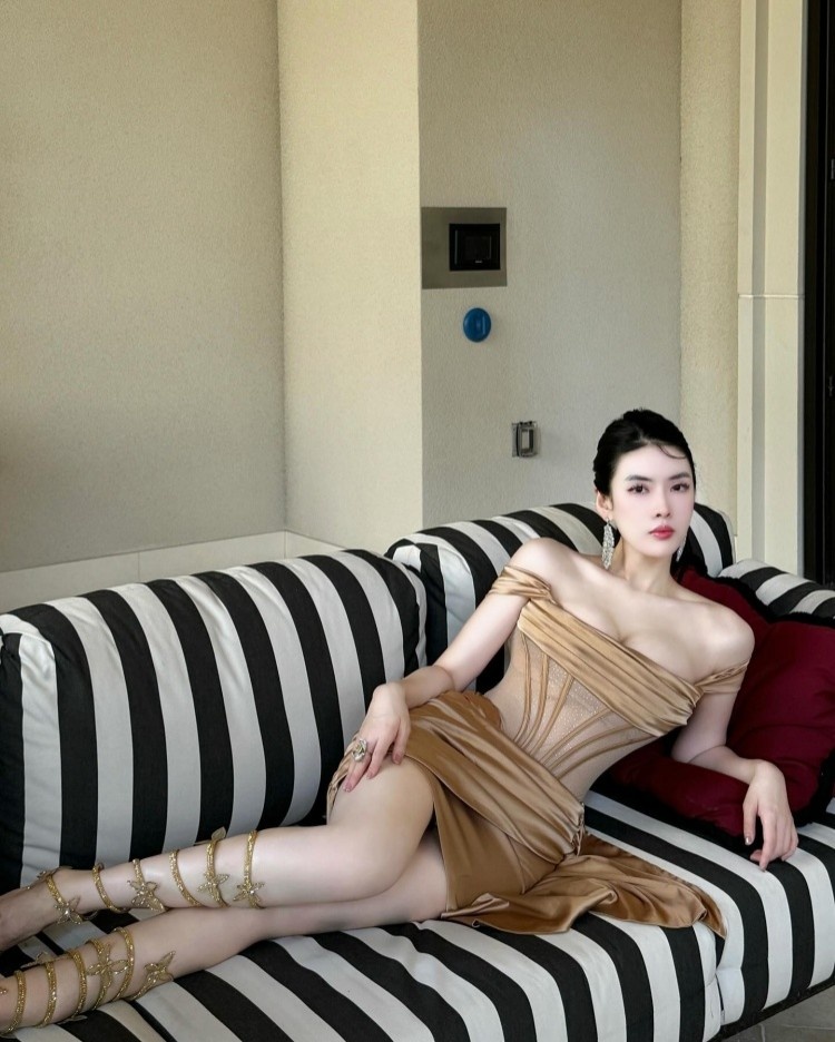 又一次同框了!美女牌手All In姐晒与库里牌桌前同框合照 又一次同框了!美女牌手All In姐晒与库里牌桌前同框合照