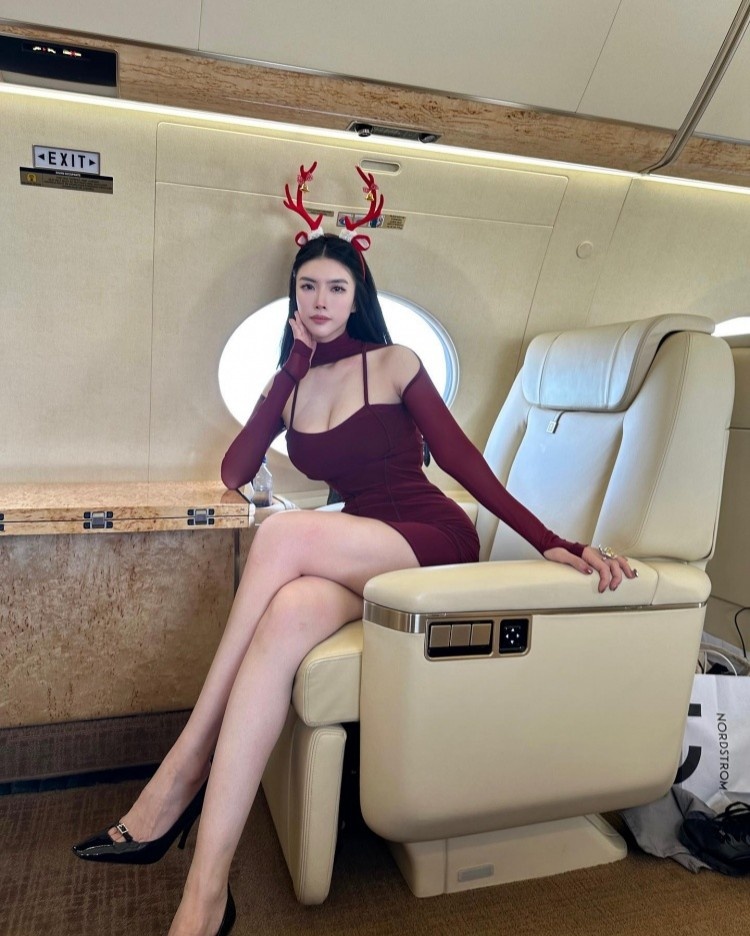 又一次同框了!美女牌手All In姐晒与库里牌桌前同框合照 又一次同框了!美女牌手All In姐晒与库里牌桌前同框合照